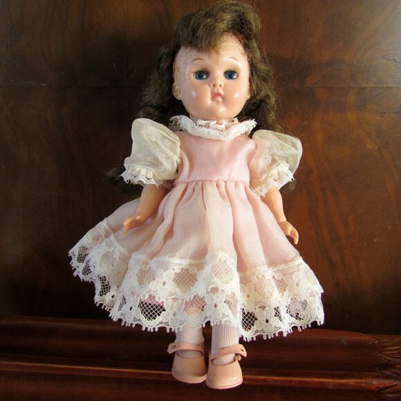 GINNY DOLL, BENT KNEE WALKER w CASE + 6 PRETTY DRESSES, 2 PAIR SHOES + MORE - Picture 14 of 16